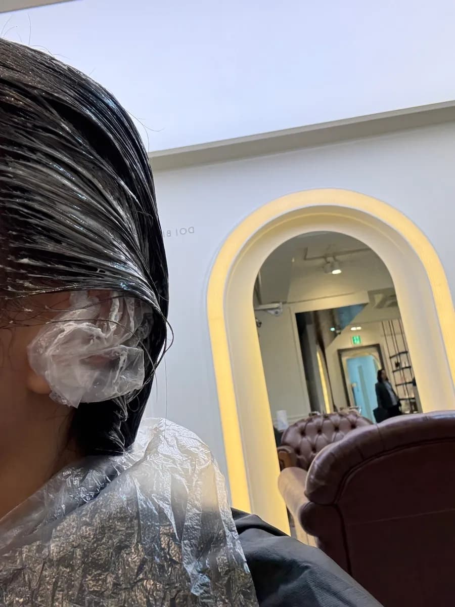 Mga snack sa mesa tulad ng candy at jelly sa Doobit Salon Sanbon Branch 1