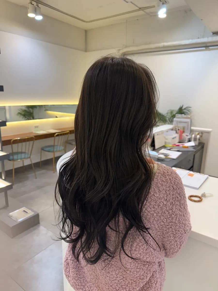 Natapos na brown hair color na may curled layered styling ni Hayan