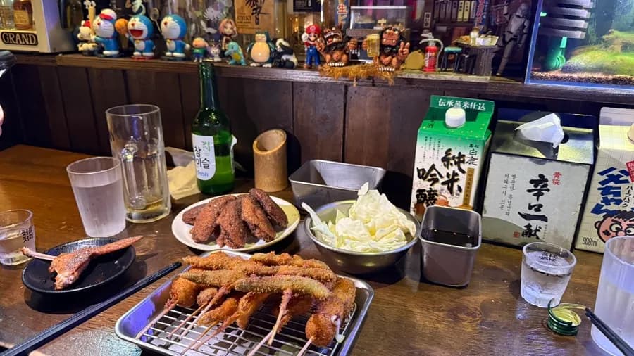 Kushikatsu Kuma cerca de la estación Pyeongchon, un popular pub japonés de brochetas fritas