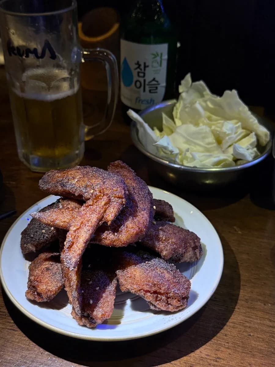Col con salsa, cerveza de barril y soju en Kushikatsu Kuma