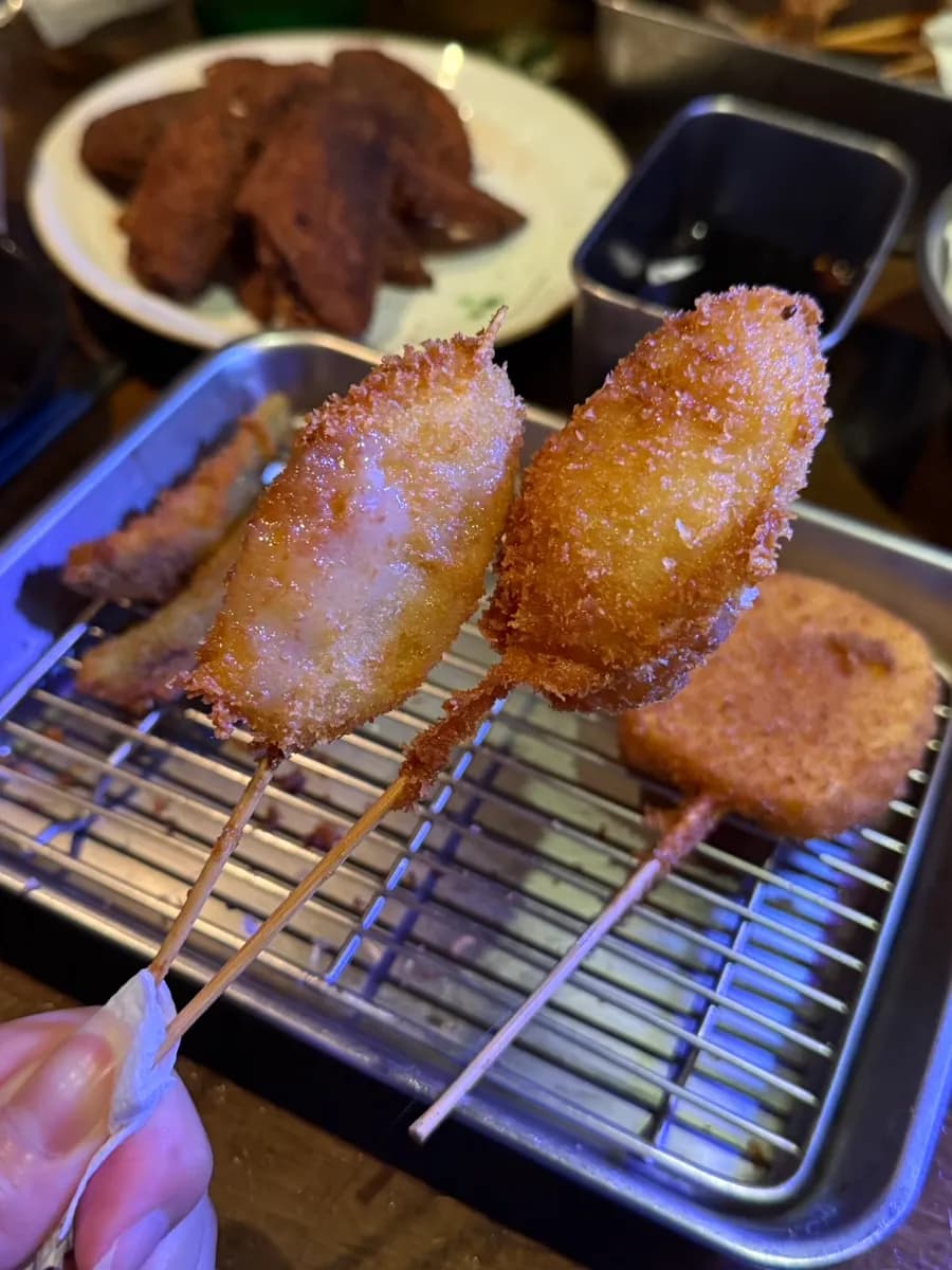 Asientos de barra y vista de figuritas en Kushikatsu Kuma