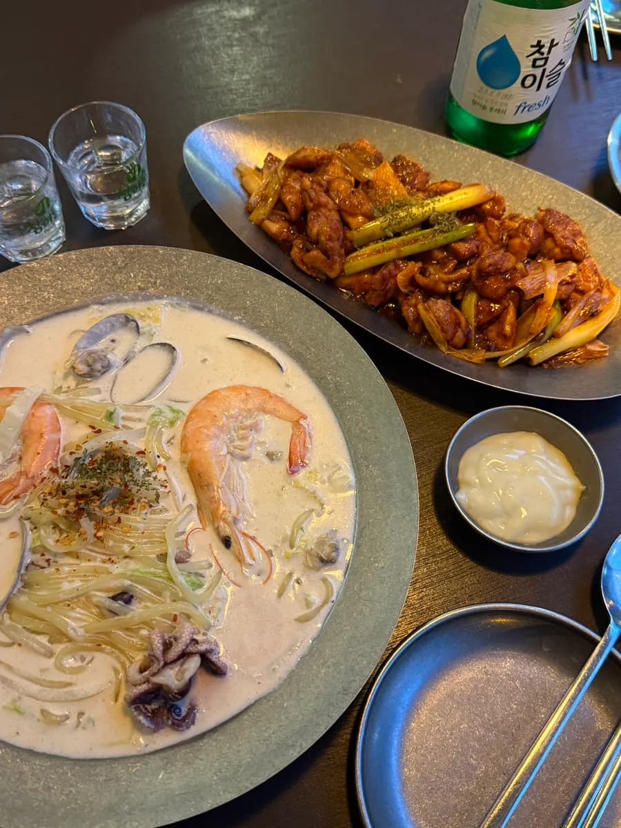 Cream Jjamppong und gegrilltes Hähnchen als Barfood bei Seuchim