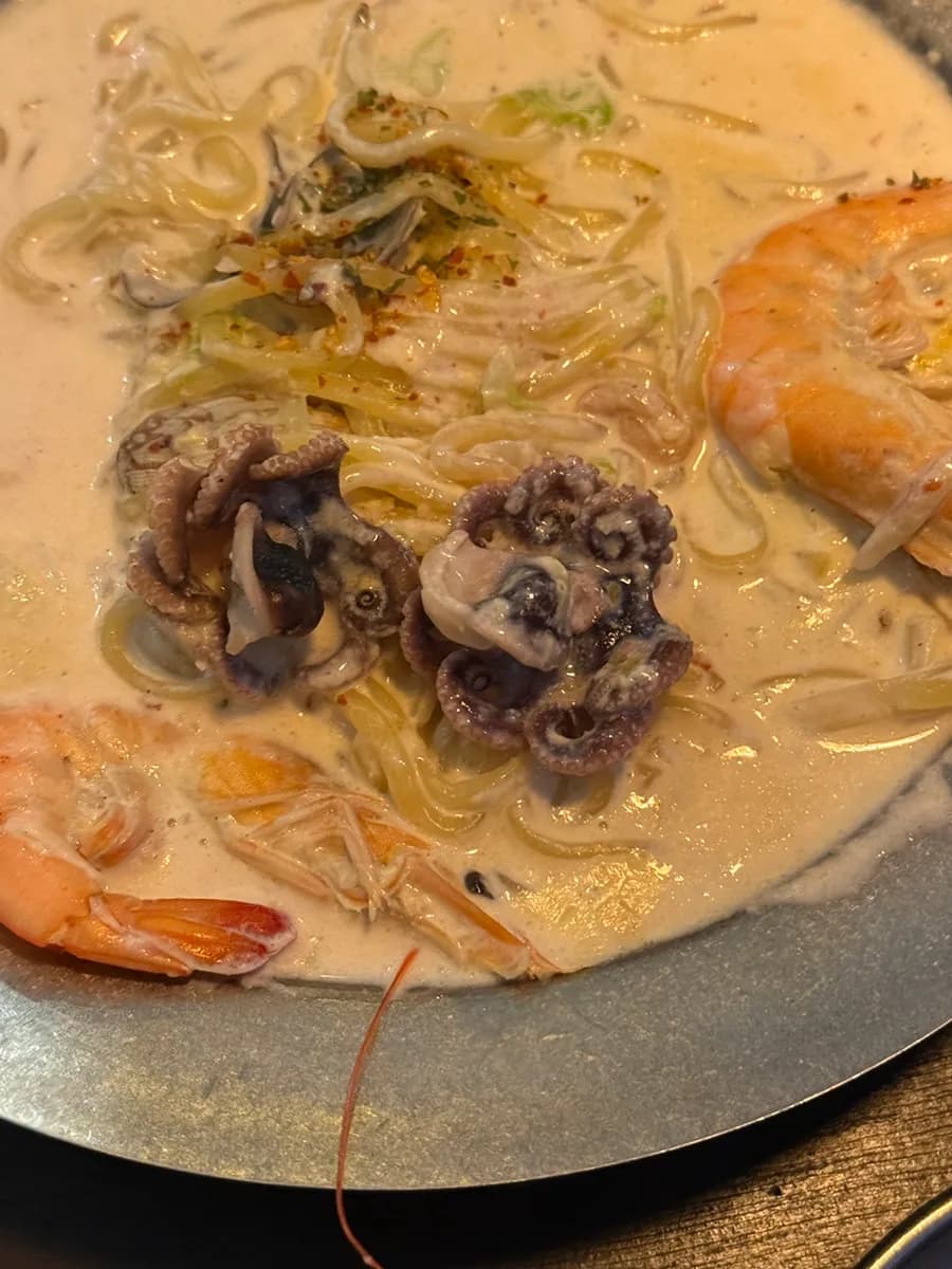 Cream Jjamppong mit Soße und Nudeln bei Seuchim