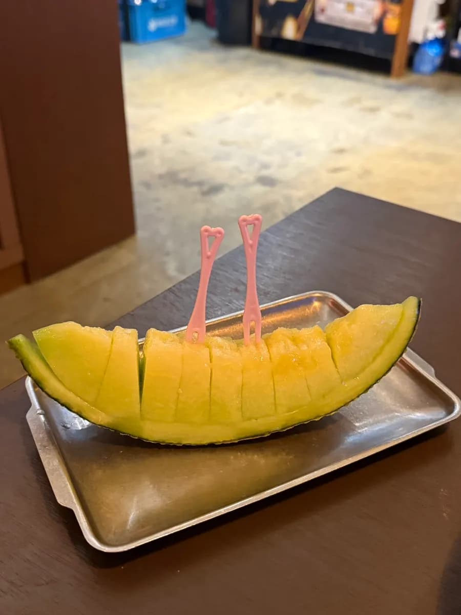 Während des Besuchs bei Seuchim servierte Melone als Gratis-Leckerei