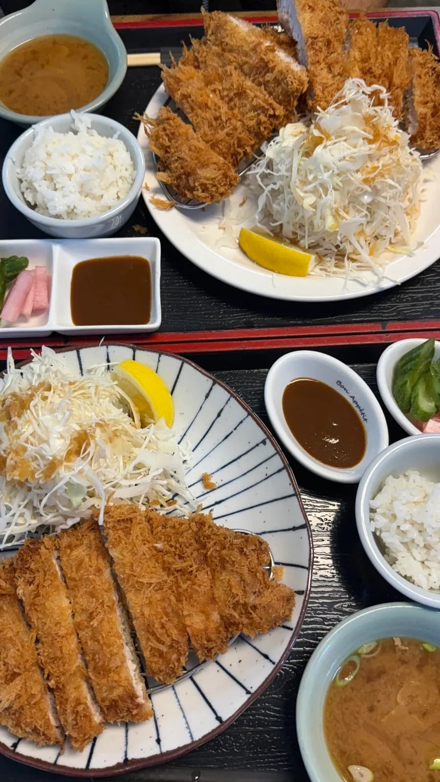 Eomma Donkatsu में सामग्री और घर के बने सॉस की जानकारी