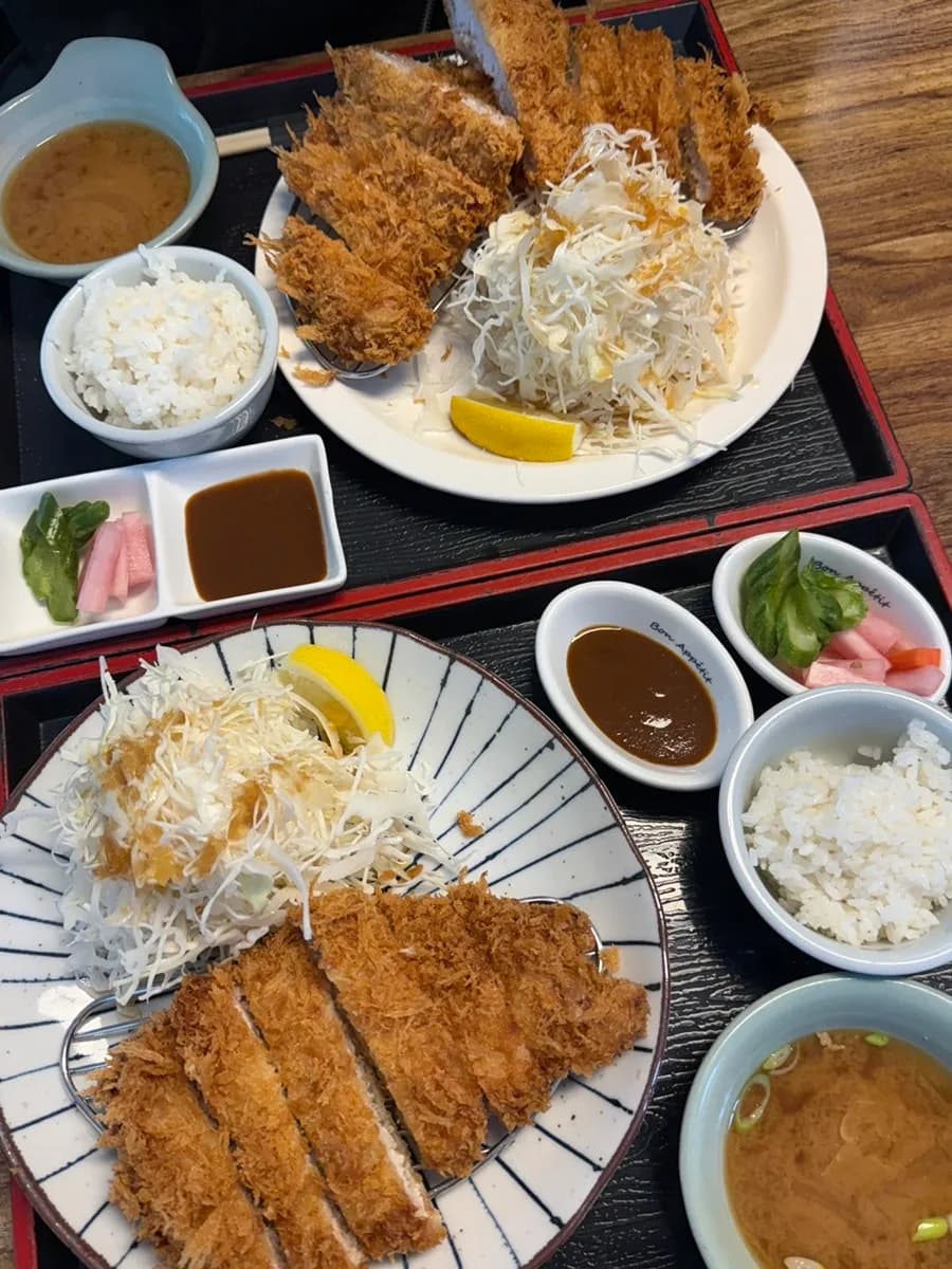 Eomma Donkatsu में पिंक सॉल्ट, सॉस और वसाबी के साथ कुरकुरा डोनकात्सु