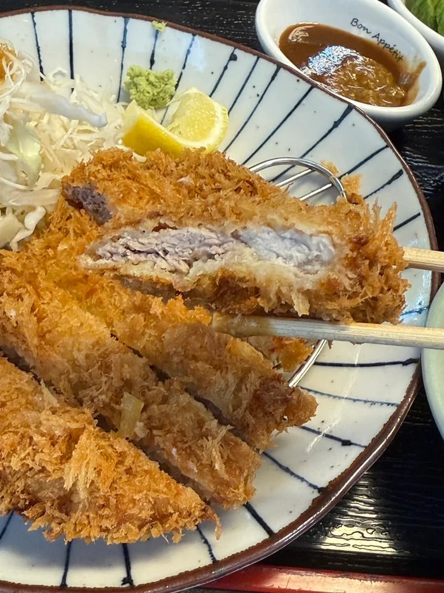 ग्वानयांग-डोंग में Eomma Donkatsu का एक्स्ट्रा-लार्ज डोनकात्सु