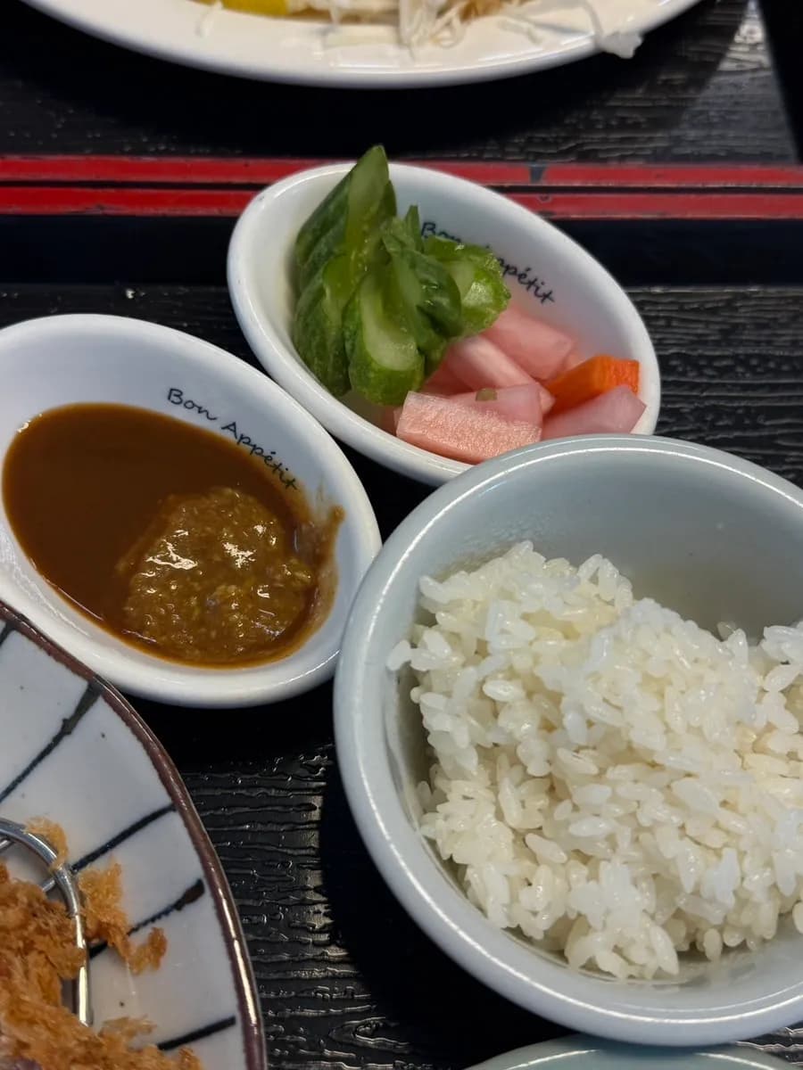 Eomma Donkatsu में नींबू के साथ परोसा गया डोनकात्सु
