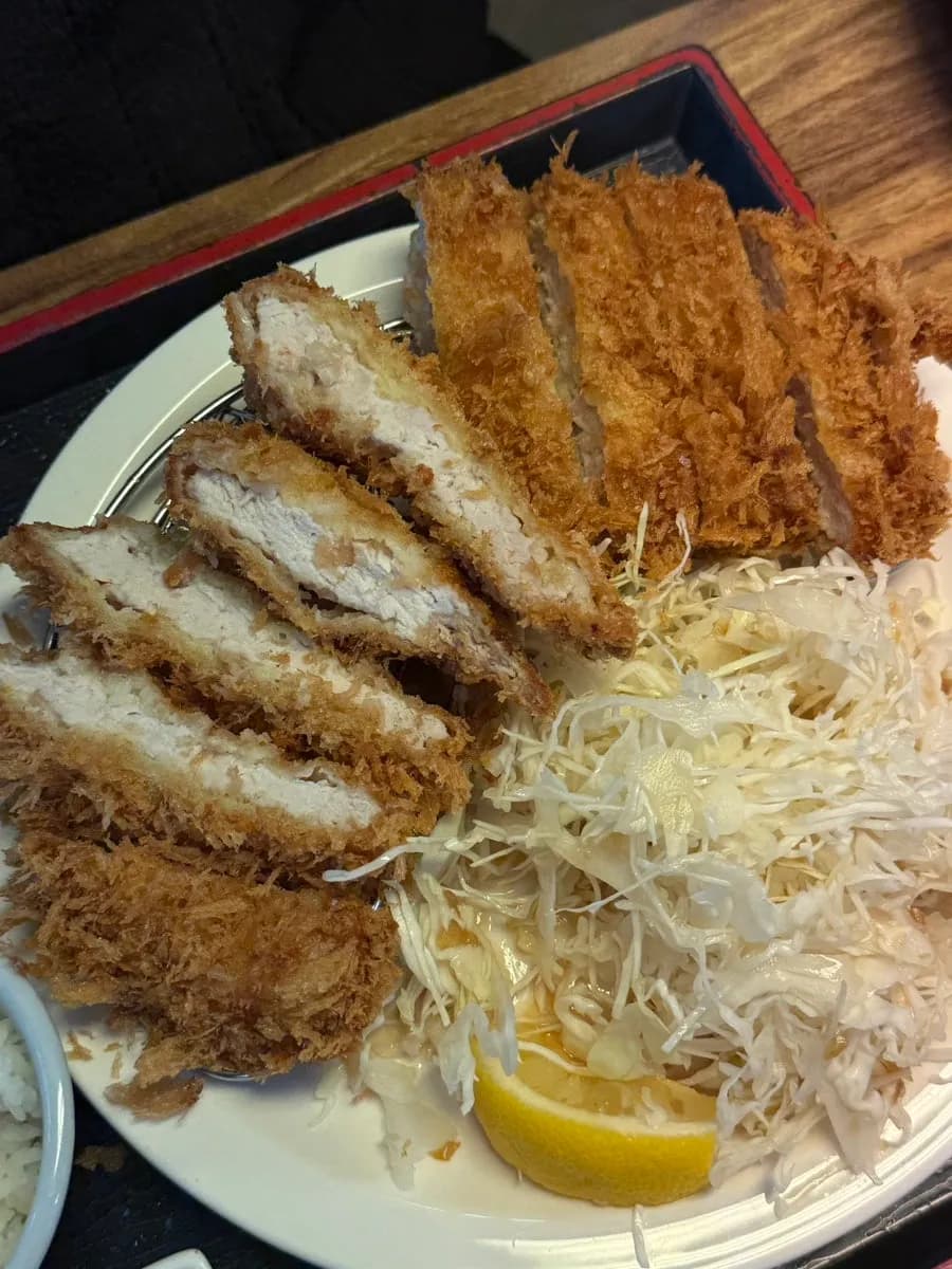 Eomma Donkatsu में घर का बना सॉस, अचार, कोला और मिसो सूप