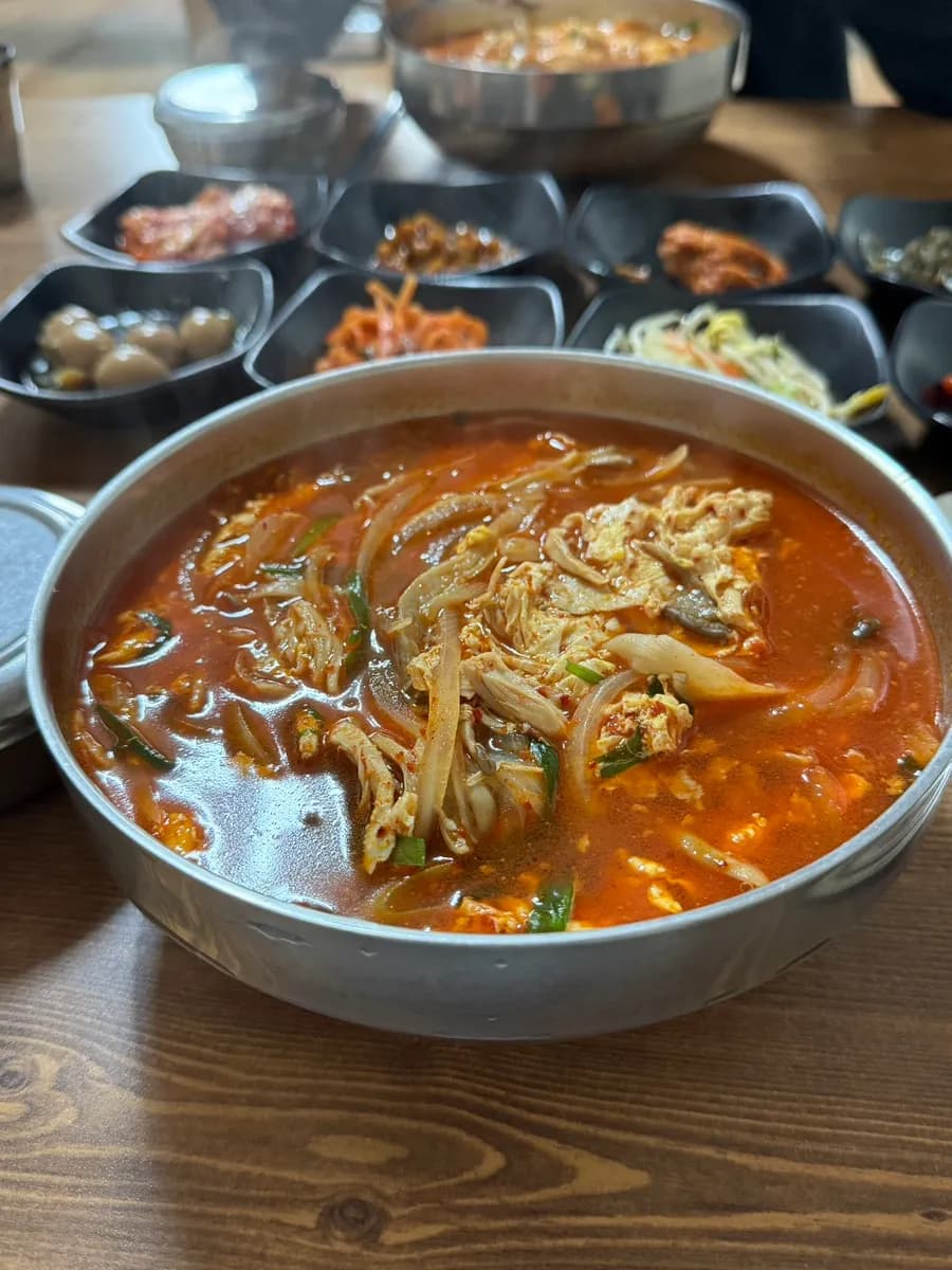 Bol de dakgaejang avec légumes, champignons, poulet et œuf chez Golmok Sikdang
