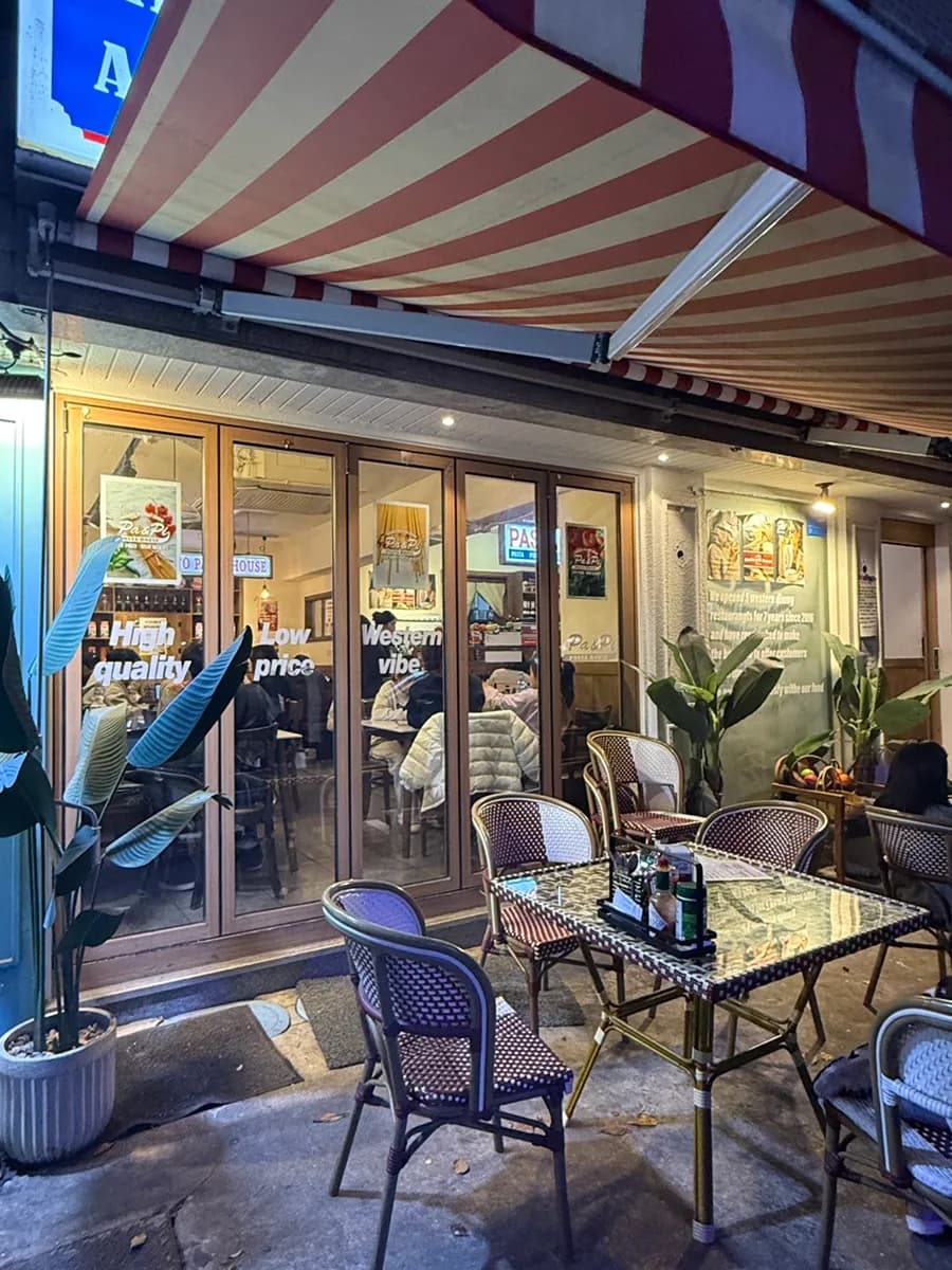 Asientos al aire libre en P&P Pasta House en Pyeongchon Hagwon-ga