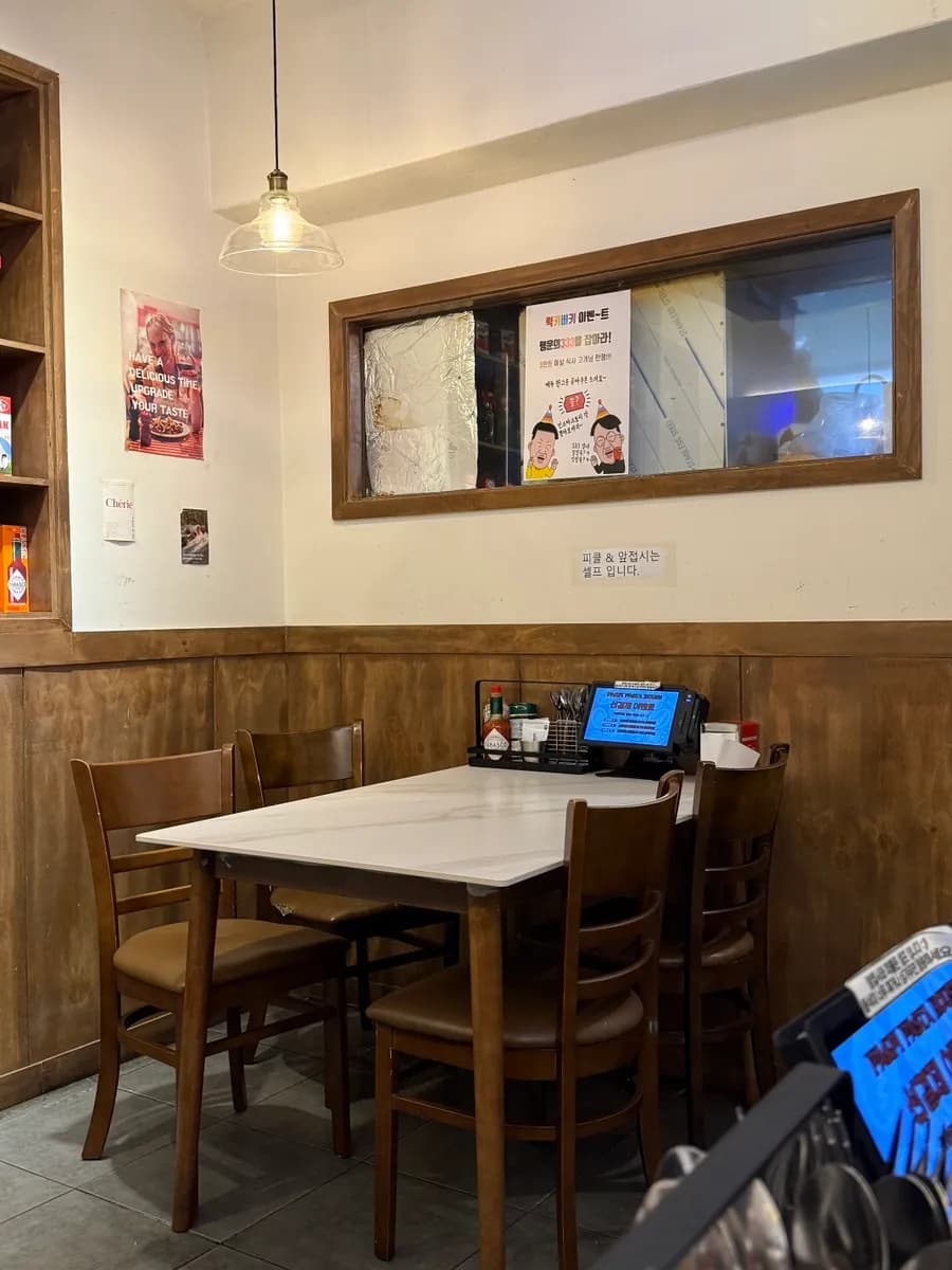 Asientos interiores en P&P Pasta House con mesas para dos, para cuatro y barra