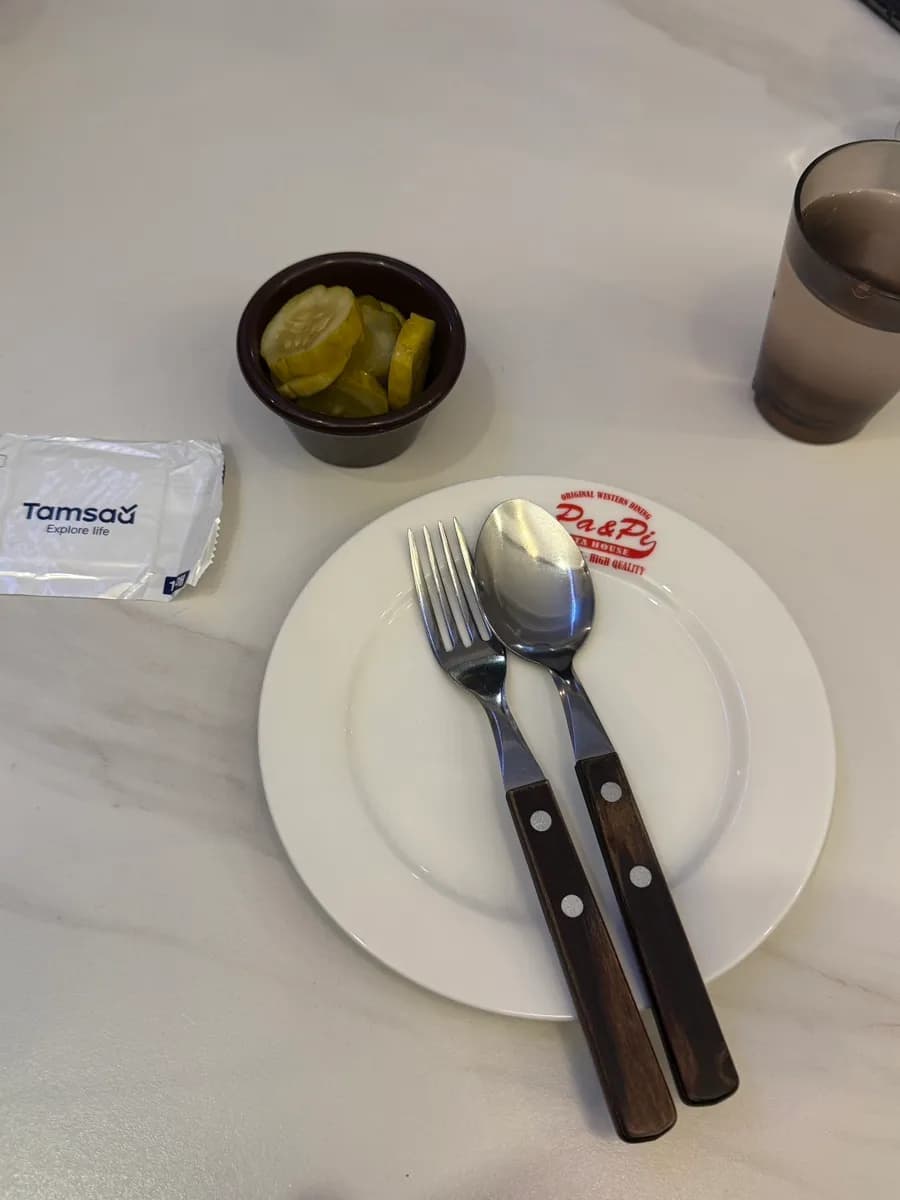 Coca-Cola servida con hielo y un vaso en P&P Pasta House