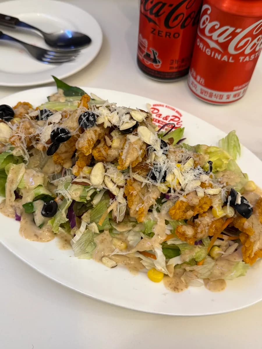 Farmer's Chicken Salad con salsa de sésamo en P&P Pasta House