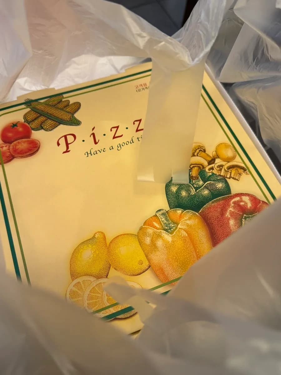 Pizza sobrante empaquetada para llevar desde P&P Pasta House