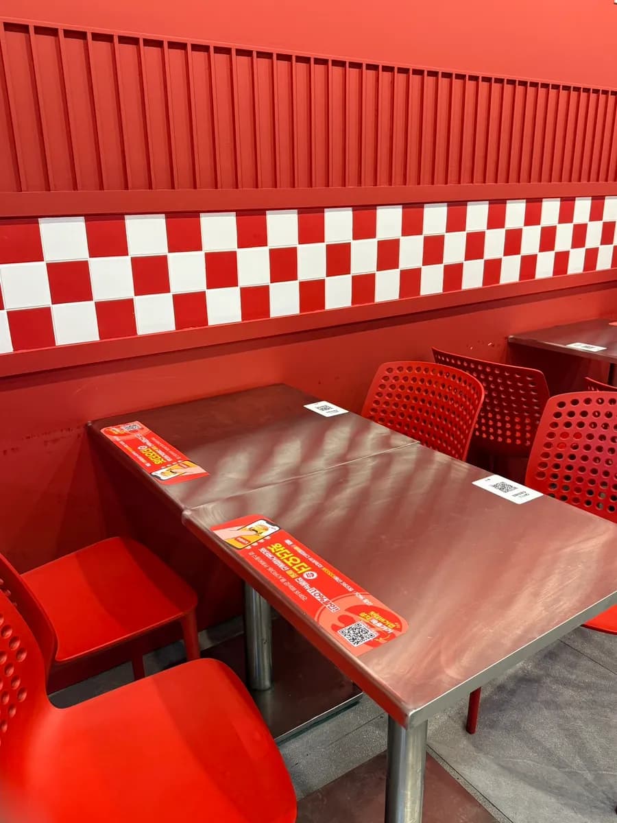 Malinis na loob at self-service bar sa What The Burger Pyeongchon