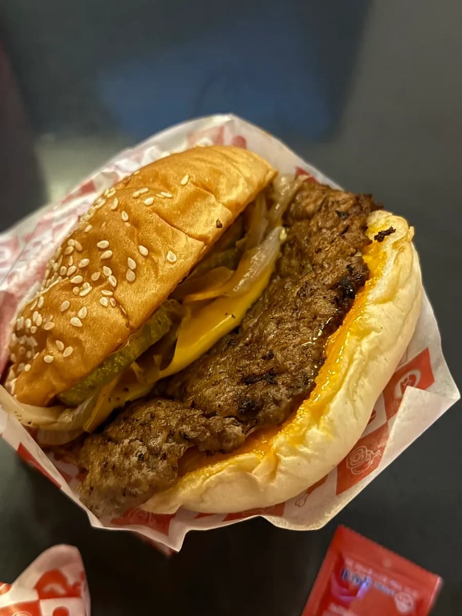 Beef Whole Shrimp Burger na may shrimp patty at meat patty sa What The Burger