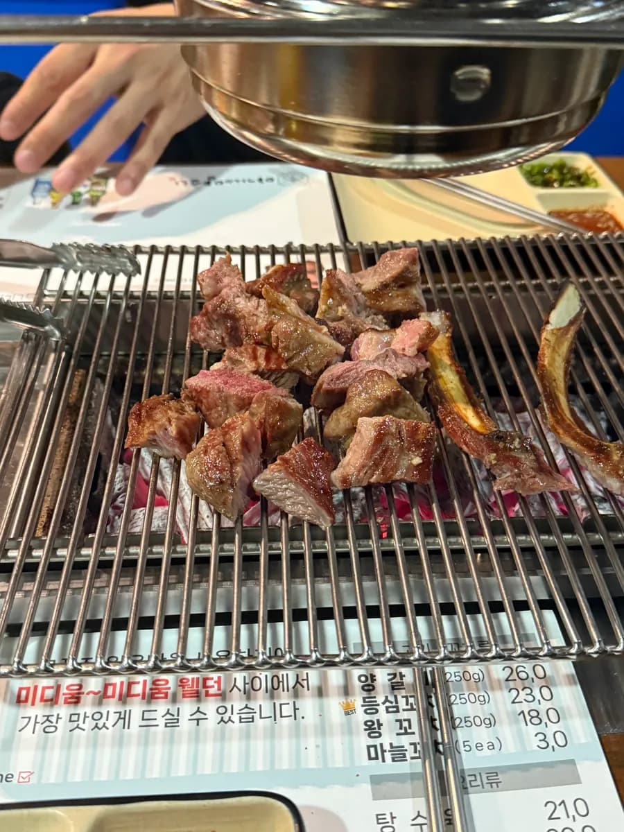 Mga inorder na lamb dish sa Iga-ne Yangkkochi Pyeongchon