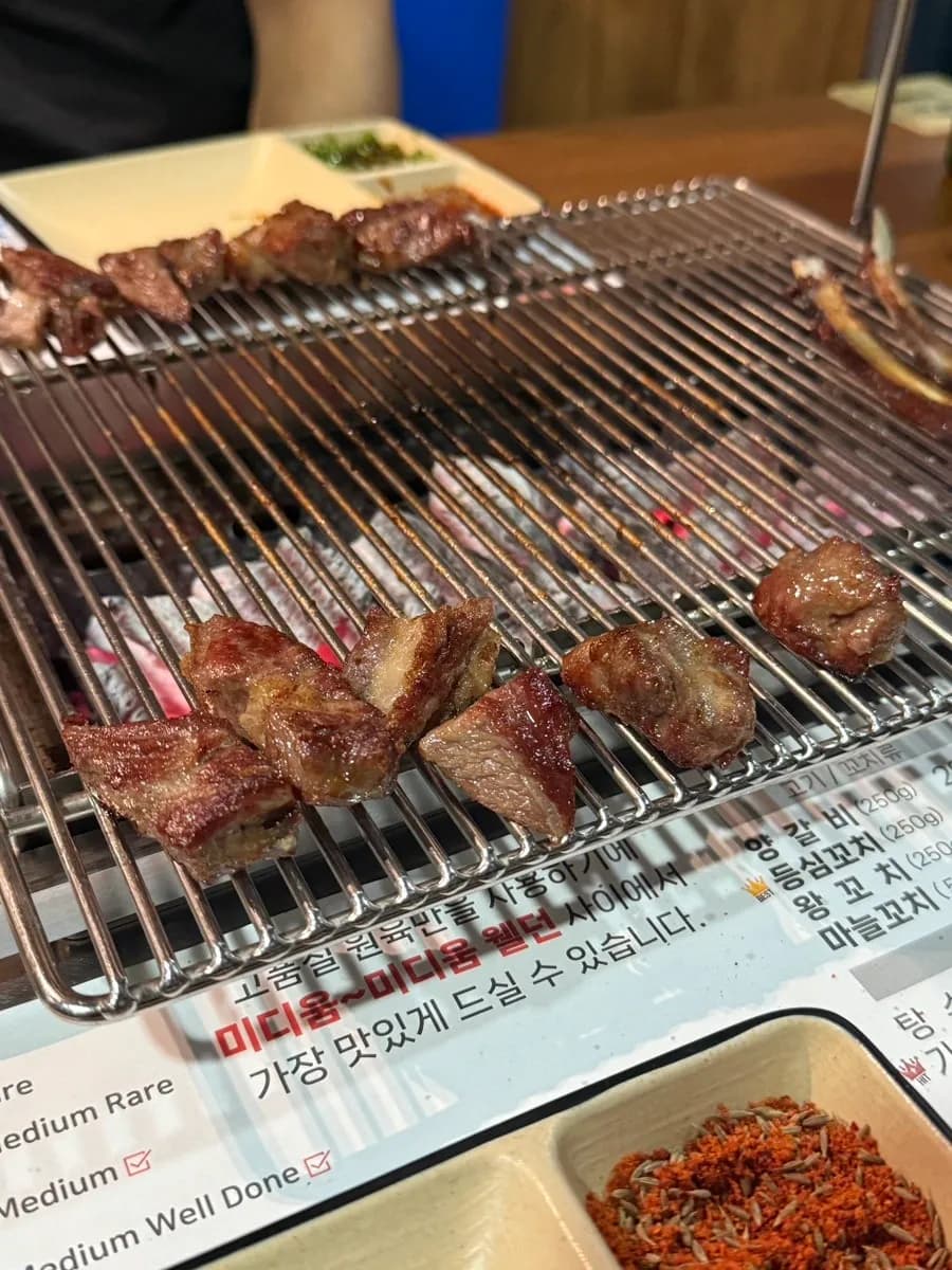 Lamb ribs na inihain sa grill sa Iga-ne Yangkkochi Pyeongchon