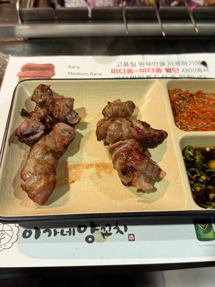 Makakapal na lamb skewers sa Iga-ne Yangkkochi Pyeongchon