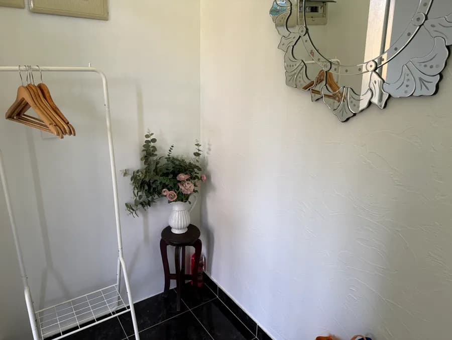 Mga dekorasyong pang-Halloween sa entrance ng Mediterranean Morning Pension