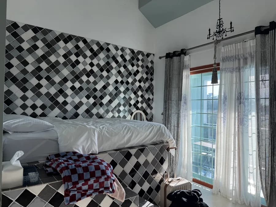 Entrance area ng Greece 1 room na may hanger at salamin