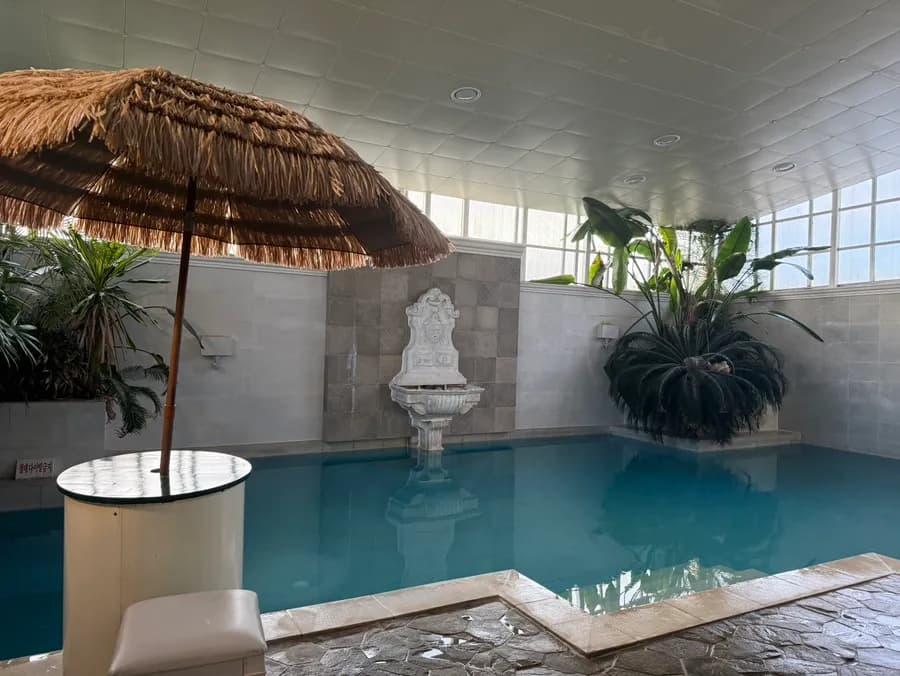 Seating area ng greenhouse pool para sa mga pamilya at nagpapahingang magulang
