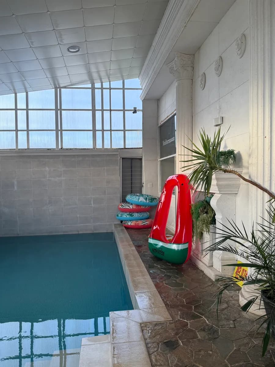 Malaking greenhouse swimming pool bago ang 6:30 p.m. na closing time