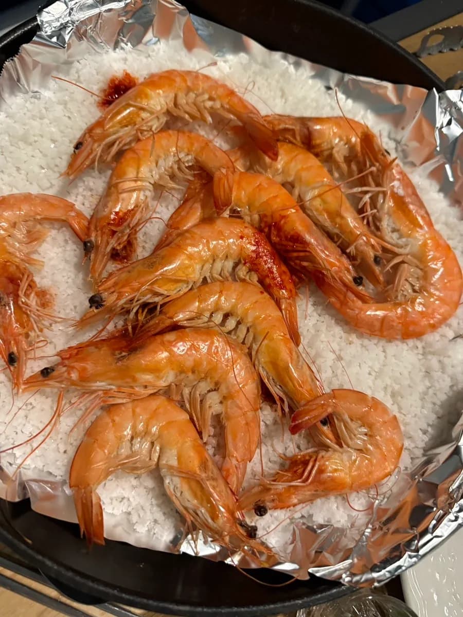 Mga ilaw sa gabi sa pension habang naghahanda para sa barbecue