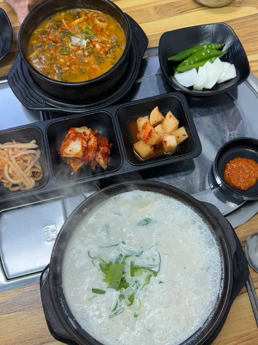 Cream sundae-guk with bunmoja, somyeon, meat, and sundae