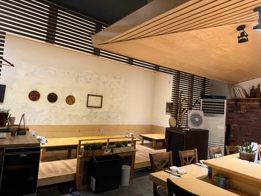 Asiento en barra de Jijunghae donde se puede ver cortar el atún