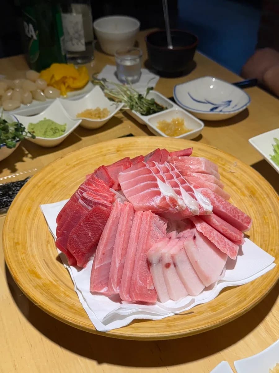 Sashimi de atún y shari servidos con el curso Jung en Jijunghae