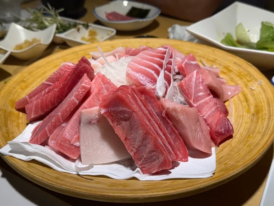 Bebidas con sashimi de atún en Jijunghae, Seoksu-dong