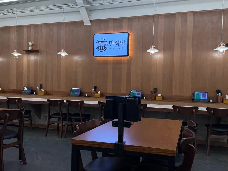 Anyang Ilbeonga 主街、NH Bank 對面的 Myeonsikdang