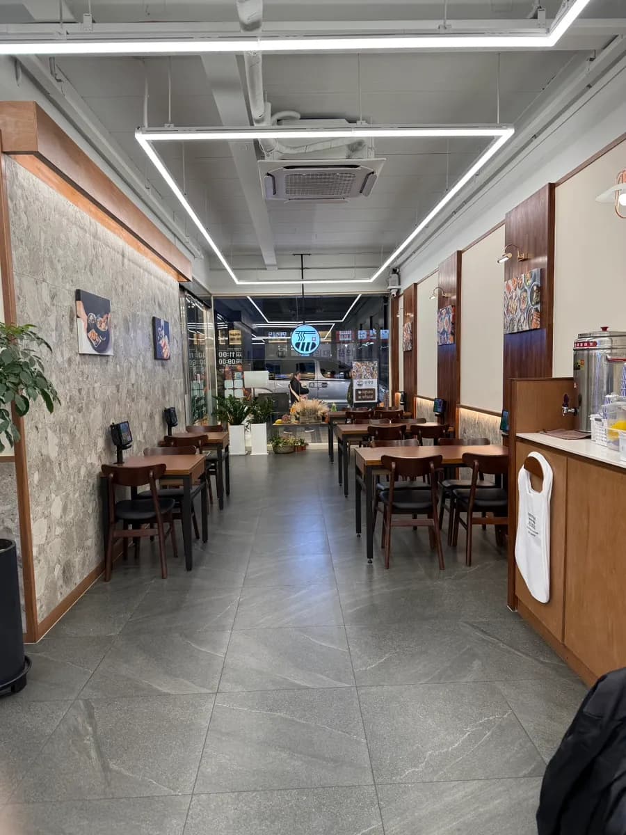Myeonsikdang Anyang Ilbeonga 乾淨的用餐區與單人、雙人座位