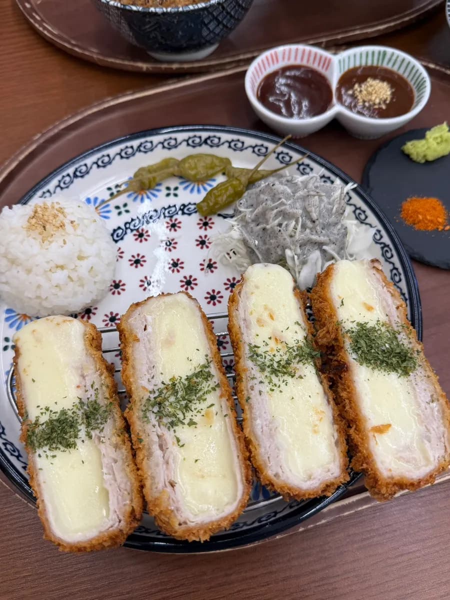 雙人套餐:豚骨拉麵、迷你 butadon、Moja Cheese Katsu、Cheddar Hamburg 與檸檬 ade