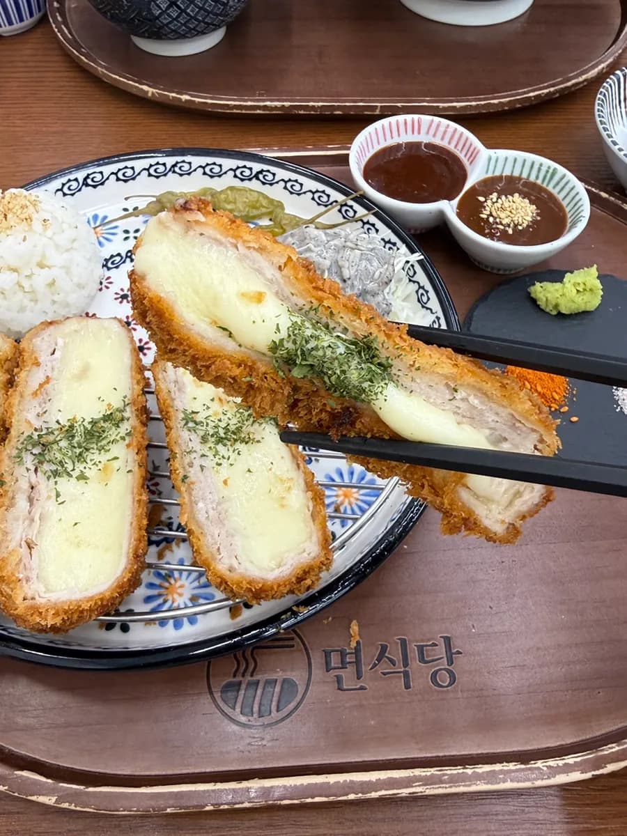 Moja Cheese Katsu 搭配醬料、粉紅鹽、新鮮山葵與孜然