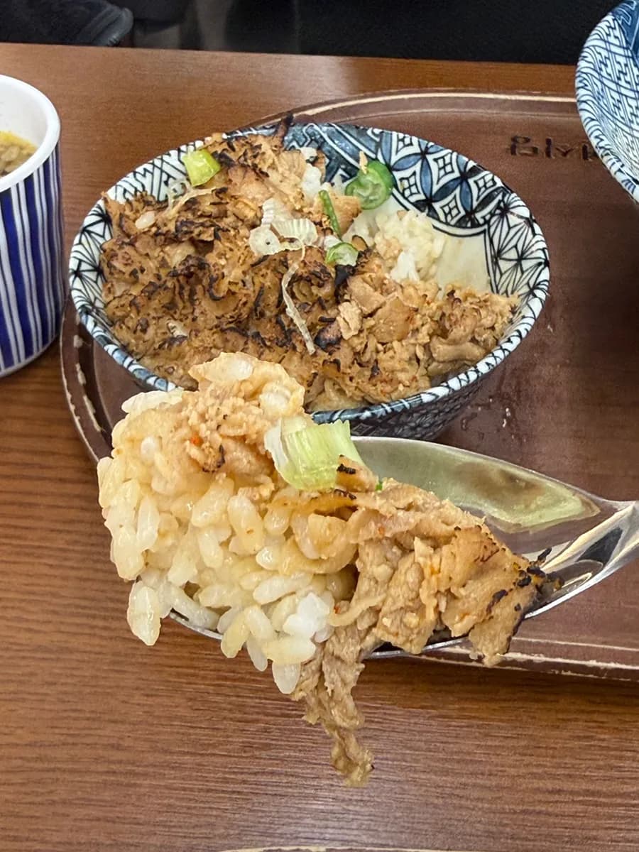 雙人套餐中的迷你 butadon,帶有炙烤香氣