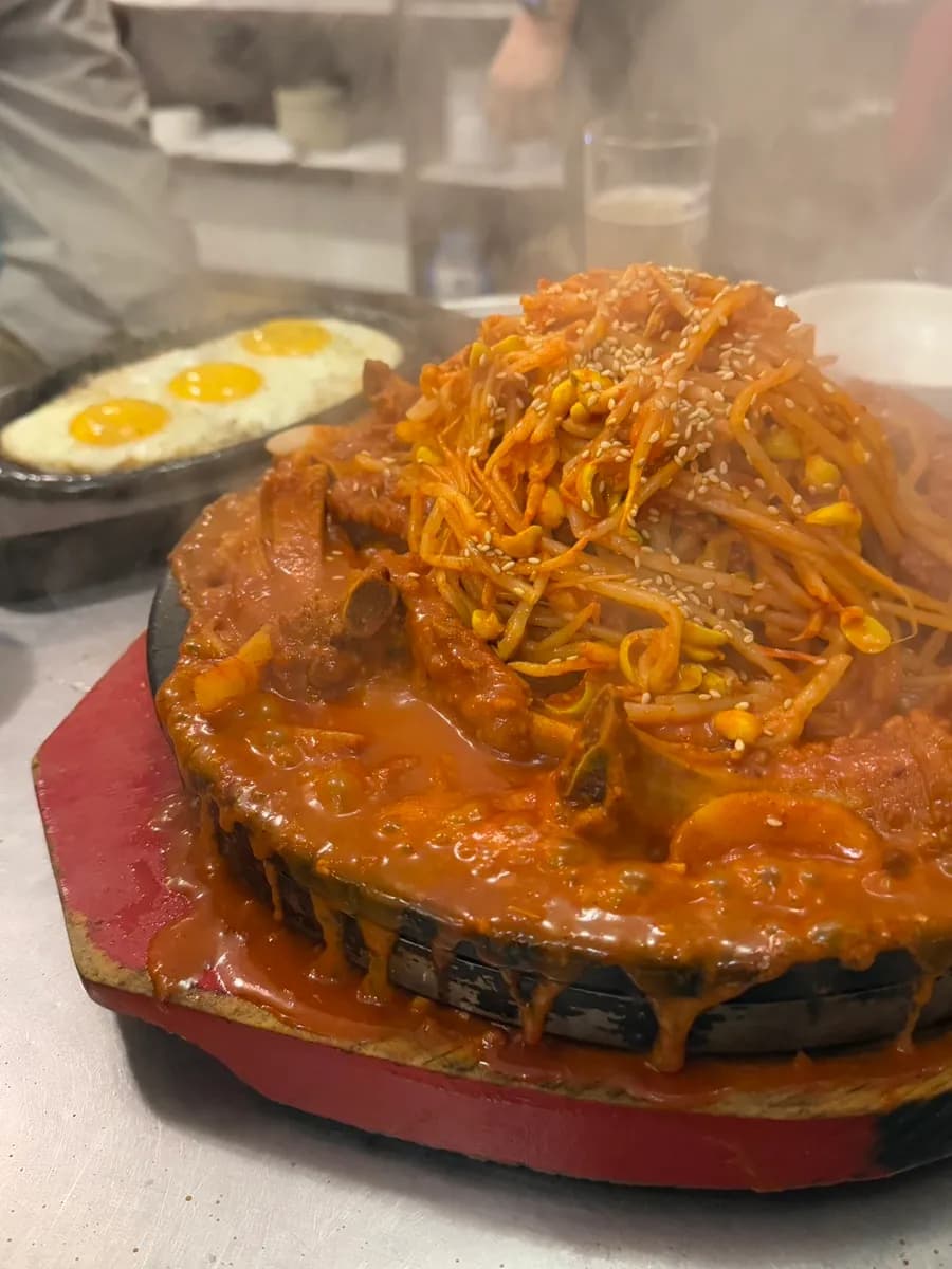 Galbijjim pedas dengan rusuk belakang, kek beras dan tauge