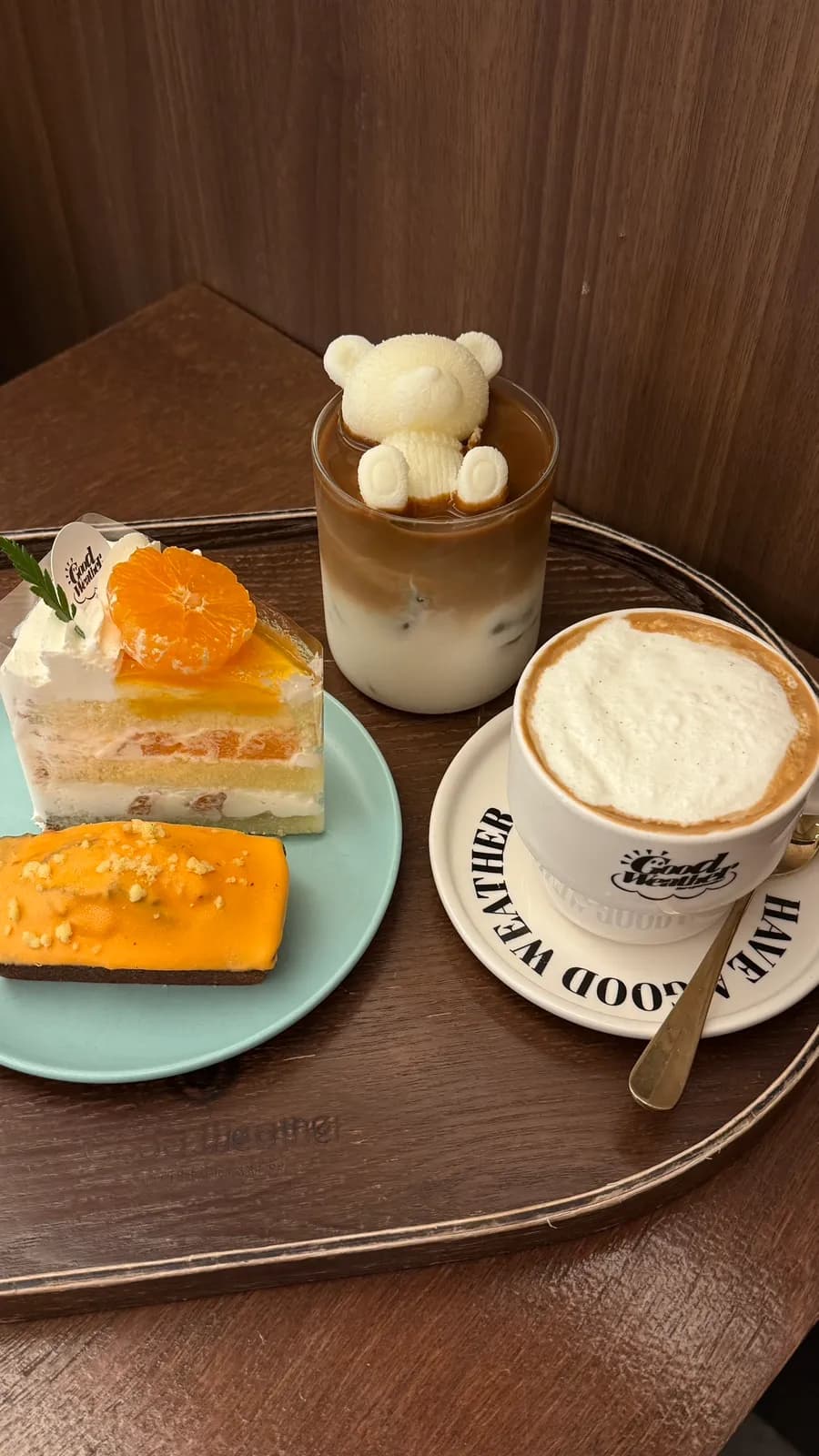 Branded cup ng Cafe Good Weather at cute na bear-themed na presentasyon ng kape