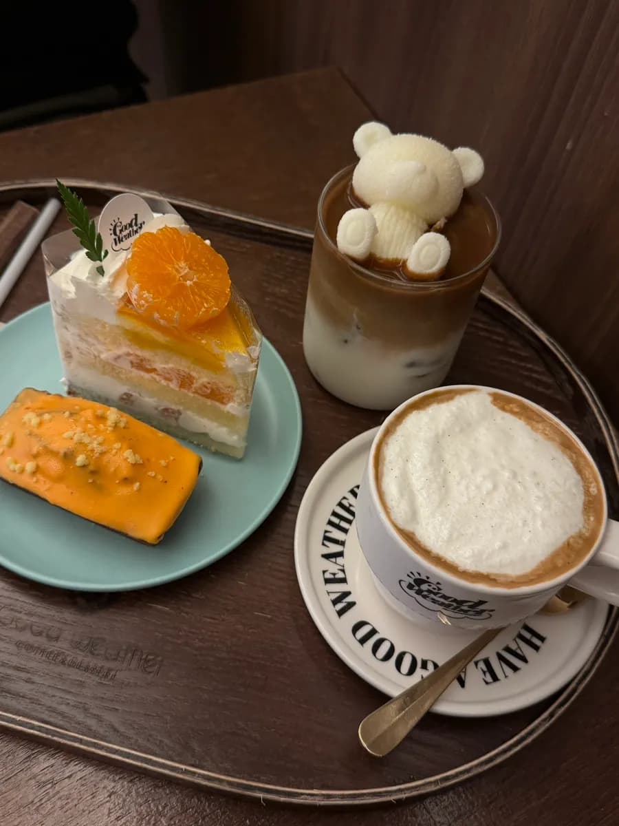 Close-up ng mga dessert sa Cafe Good Weather Anyang mula sa review