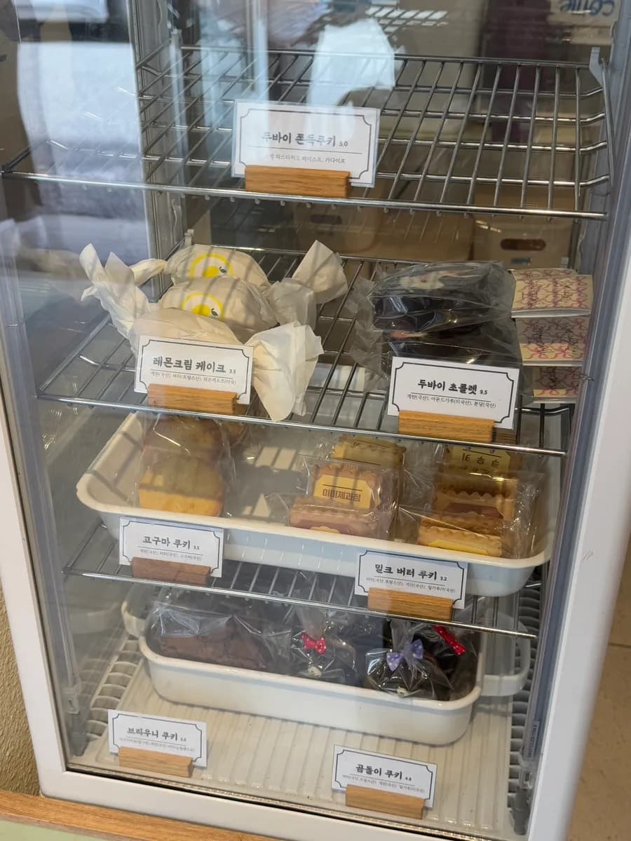 Dessert eating and takeout storage instructions at Mimi Bakery