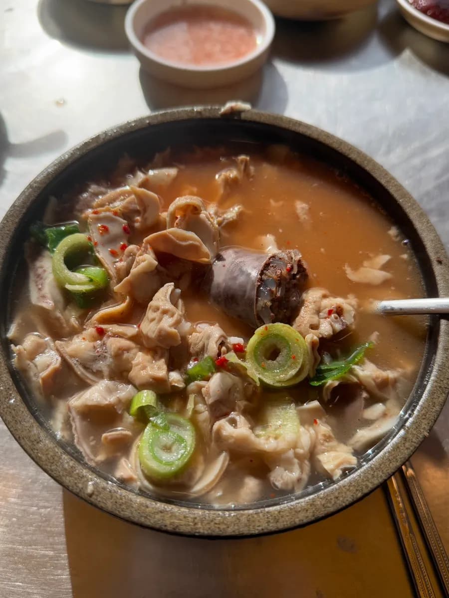 Обычная и большая порции сундэ-гук в Omunchang Sundae Gukbap