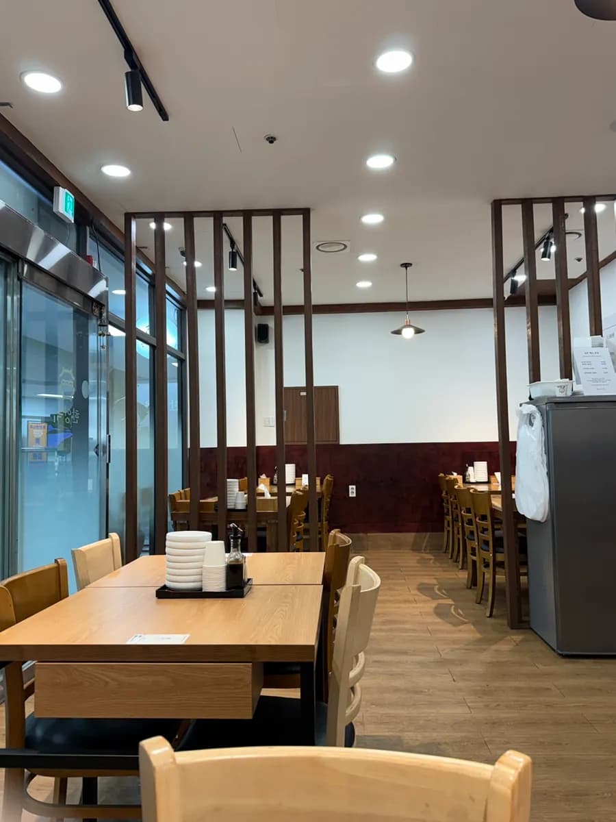 Hanyangok Pyeongchon 二楼入口和等候区
