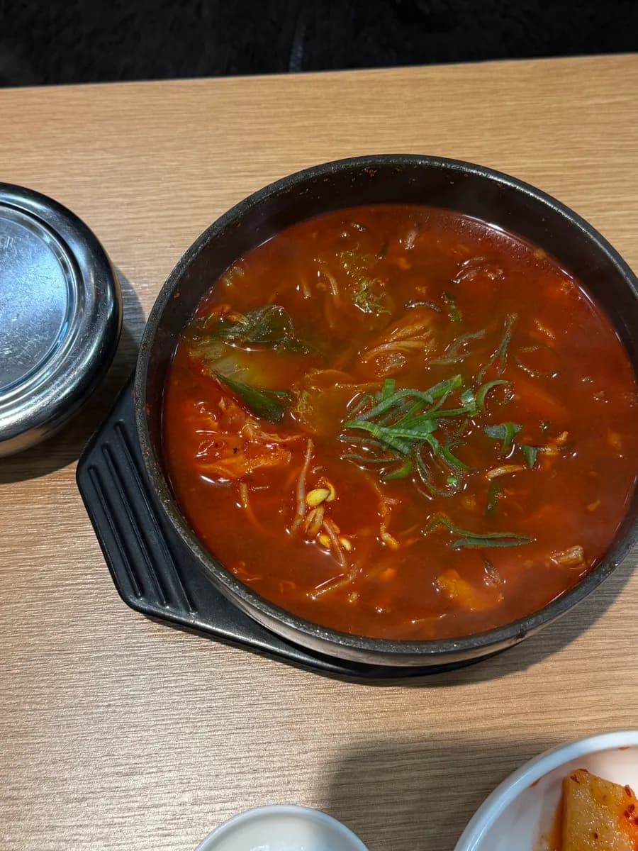 配葱和蒜酱的牛肋肉