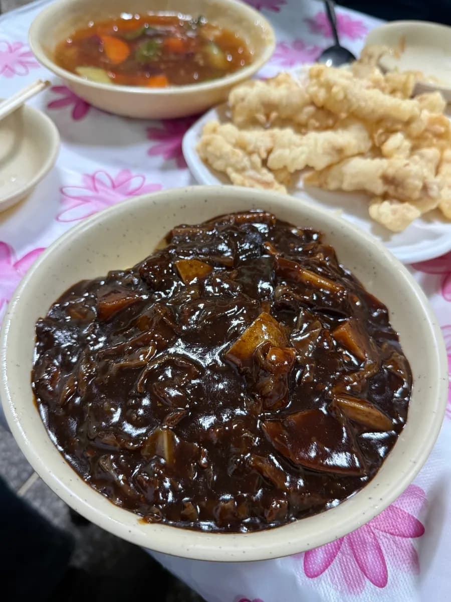 Jajangmyeon bei Bokmuchun in Anyang mit milder Jajang-Sauce und Kartoffelstücken