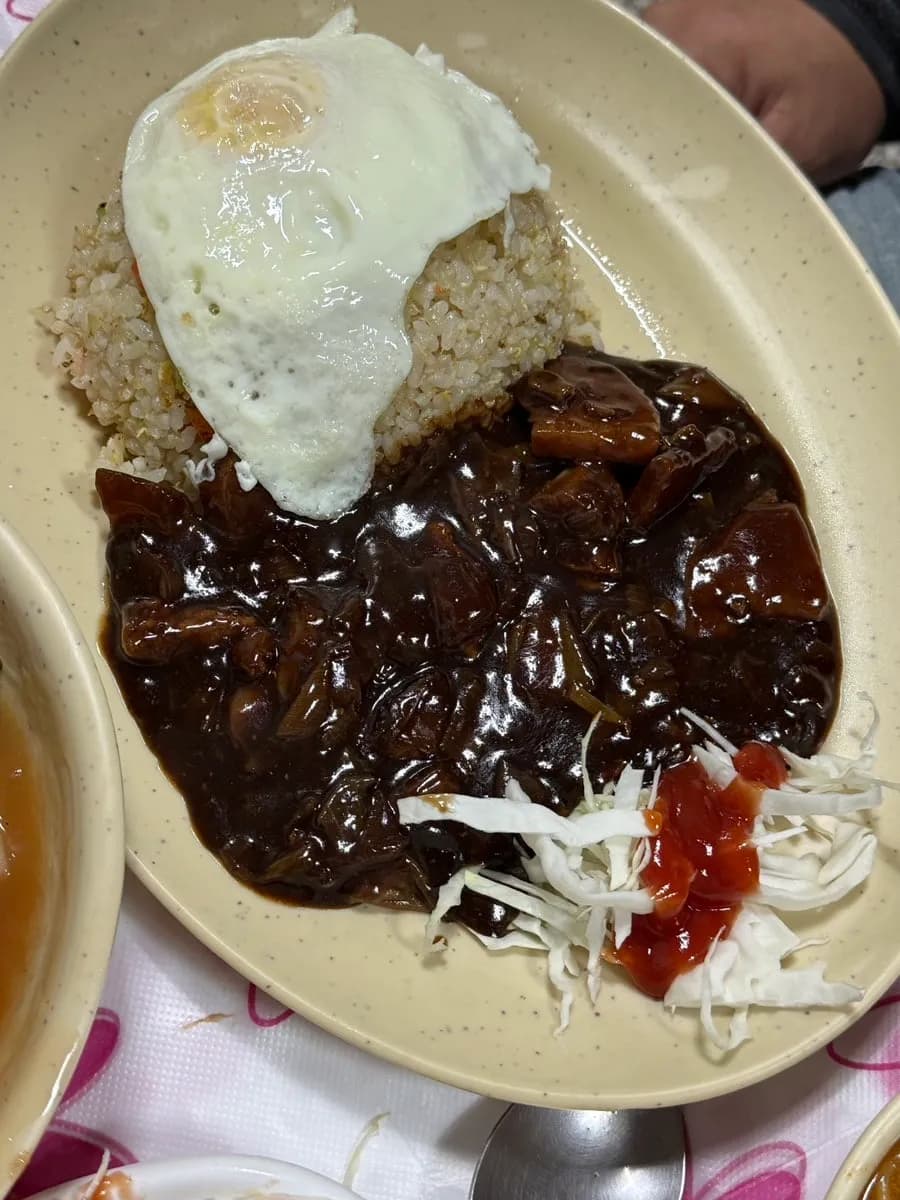 Gebratener Reis bei Bokmuchun in Anyang mit Jajang-Sauce und Spiegelei