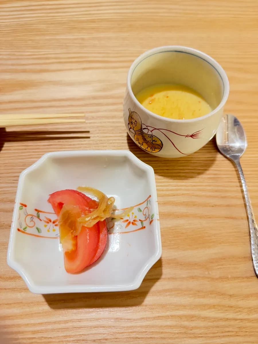 Mesa básica con salsa de soja para servirse uno mismo en Ganekki Iko