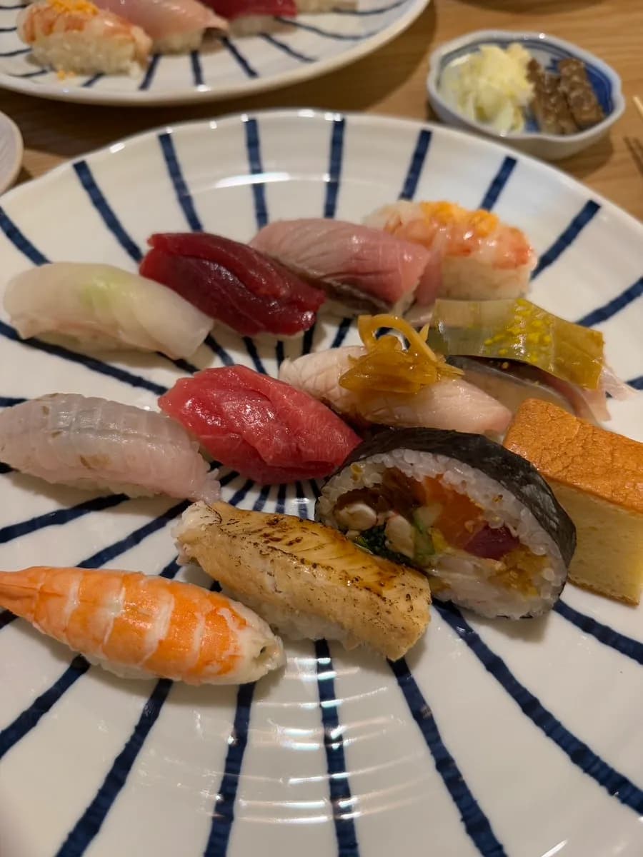 Set de 12 piezas de sushi con tsukemono de bardana en Ganekki Iko