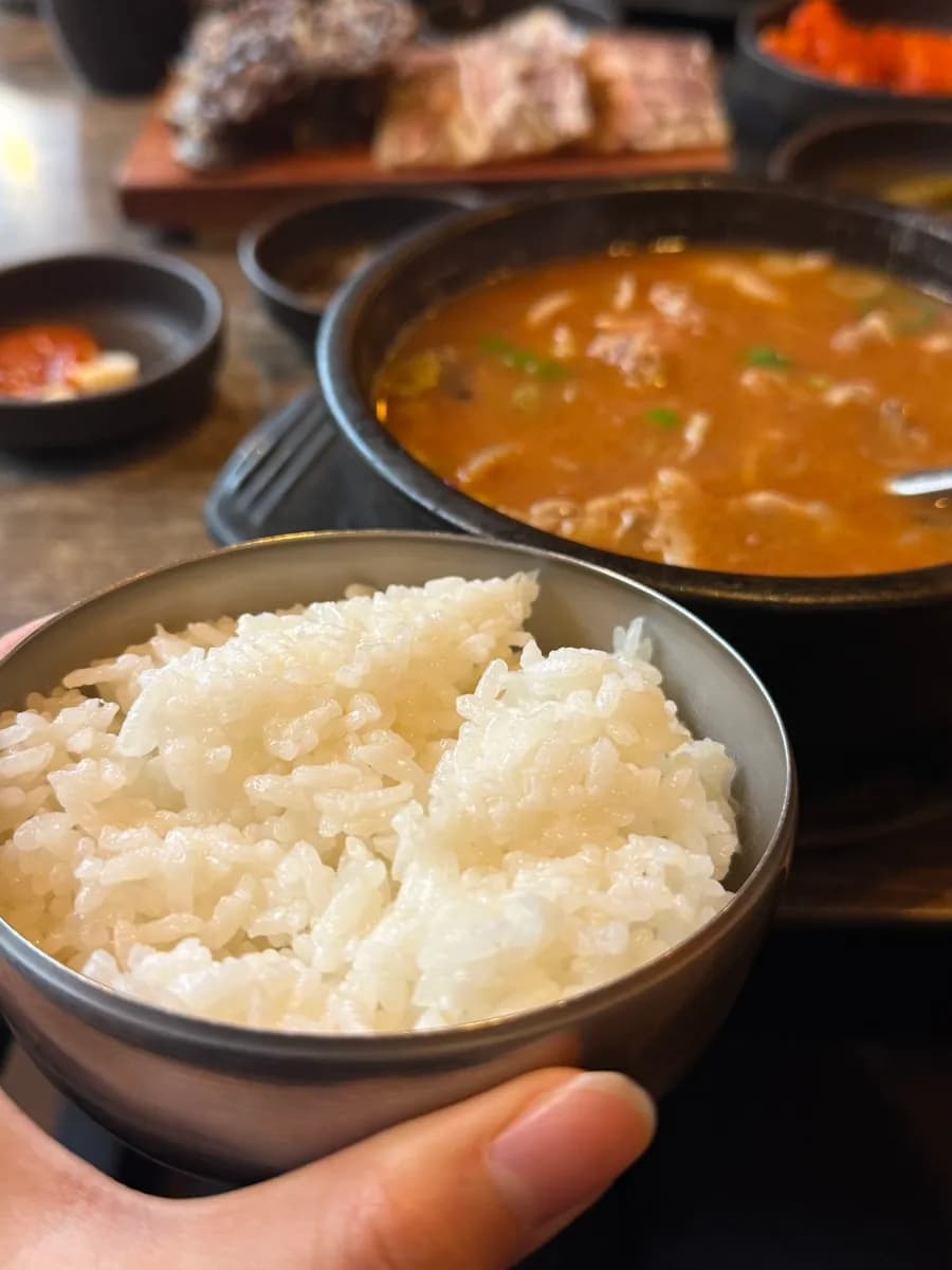 Pyeonyuk con ajo, chile Cheongyang y ssamjang
